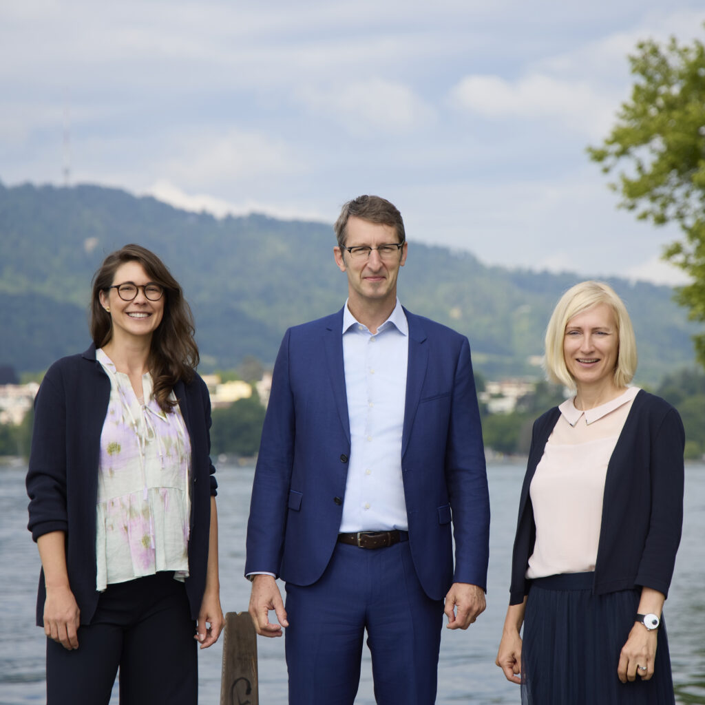 Teamfoto von Trans-In AG mit See im Hintergrund